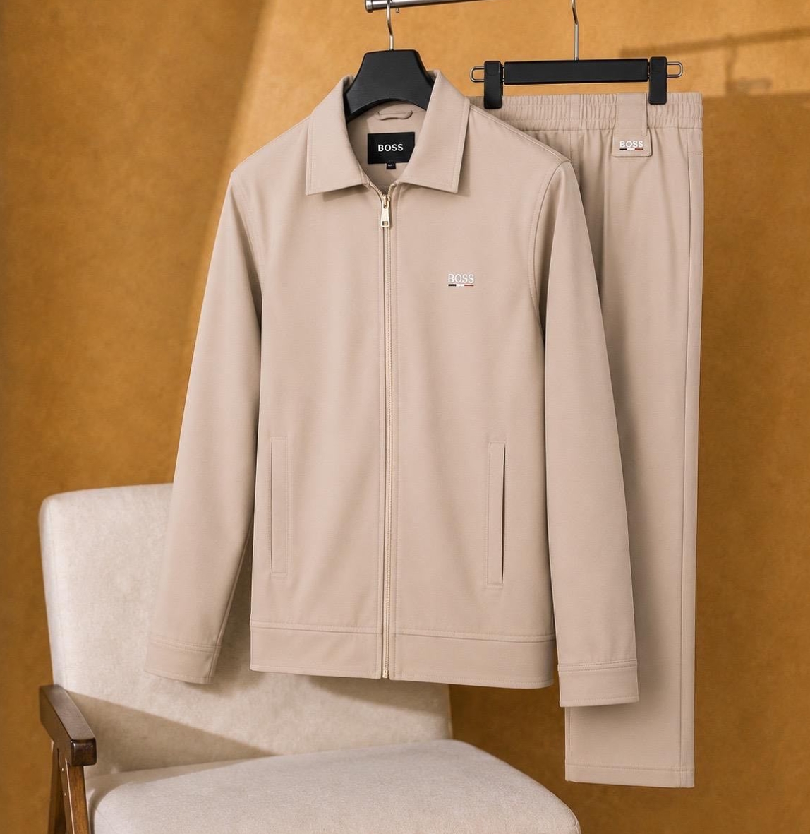 Conjunto Boss Casaco com Fecho e Calça Bege