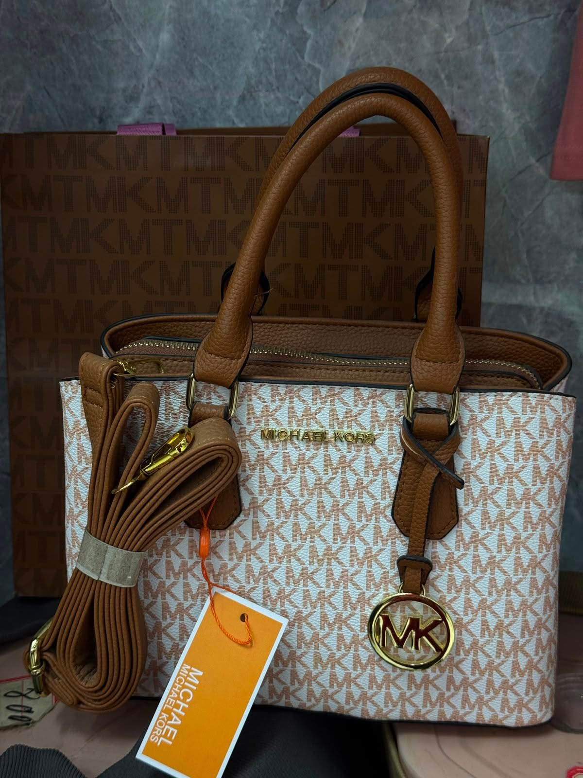 Bolsa Michael Kors Monograma Branca com Alça Tiracolo