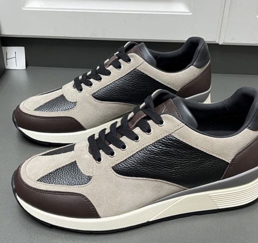 Ténis Runner Cinza com Detalhes Castanhos