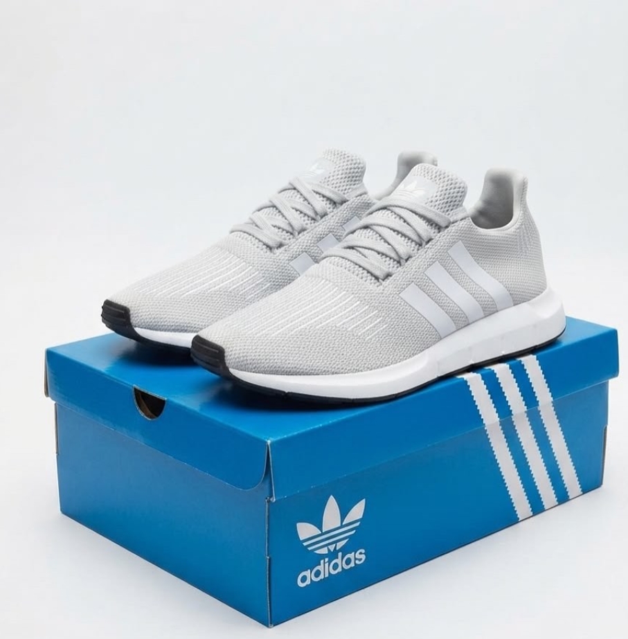 Ténis Adidas Swift Run em Malha Cinza-Claro