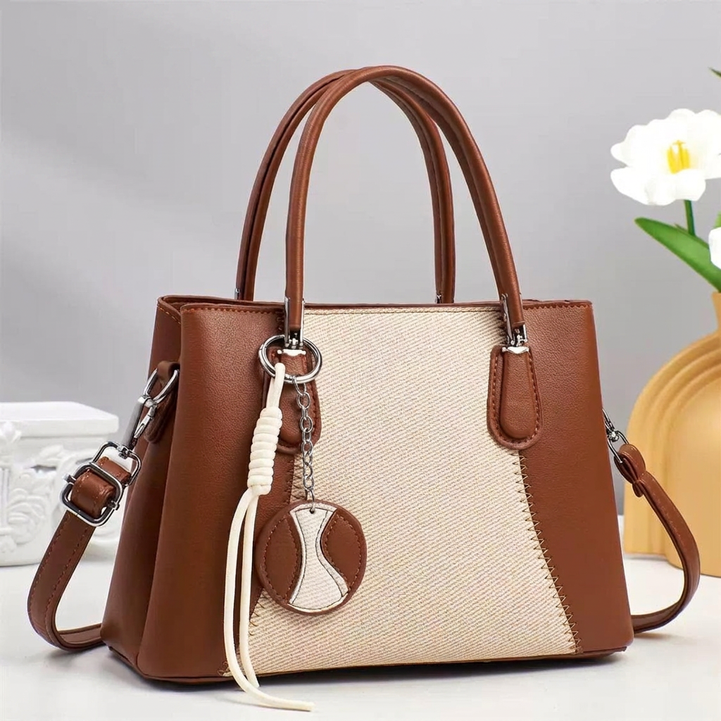 Bolsa Castanha e Bege com Pendente Decorativo