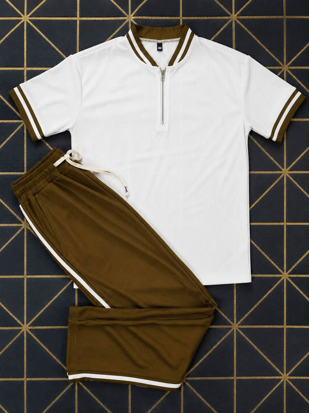 Conjunto Polo Zip Branco e Calça Castanha