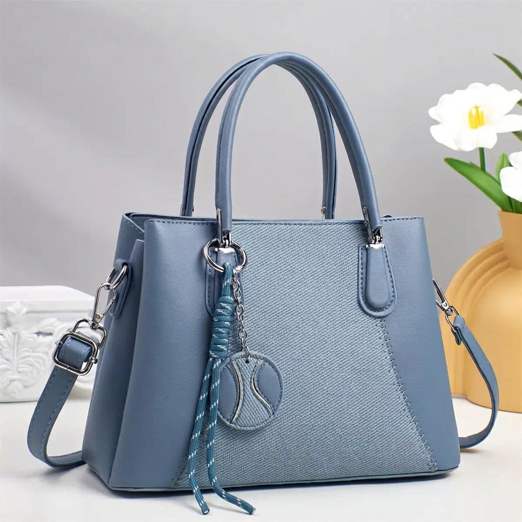 Bolsa Azul Denim com Pendente Decorativo