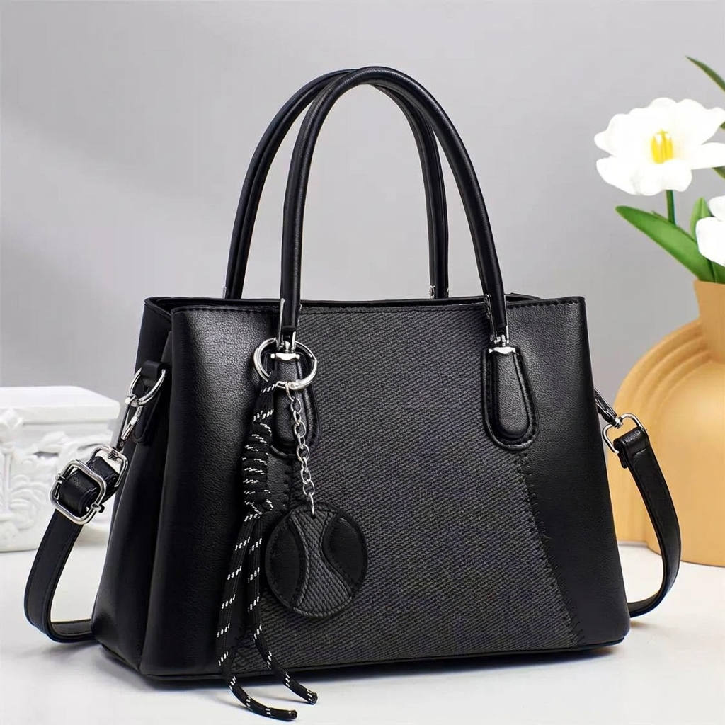 Bolsa Preta com Pendente e Painel Texturado