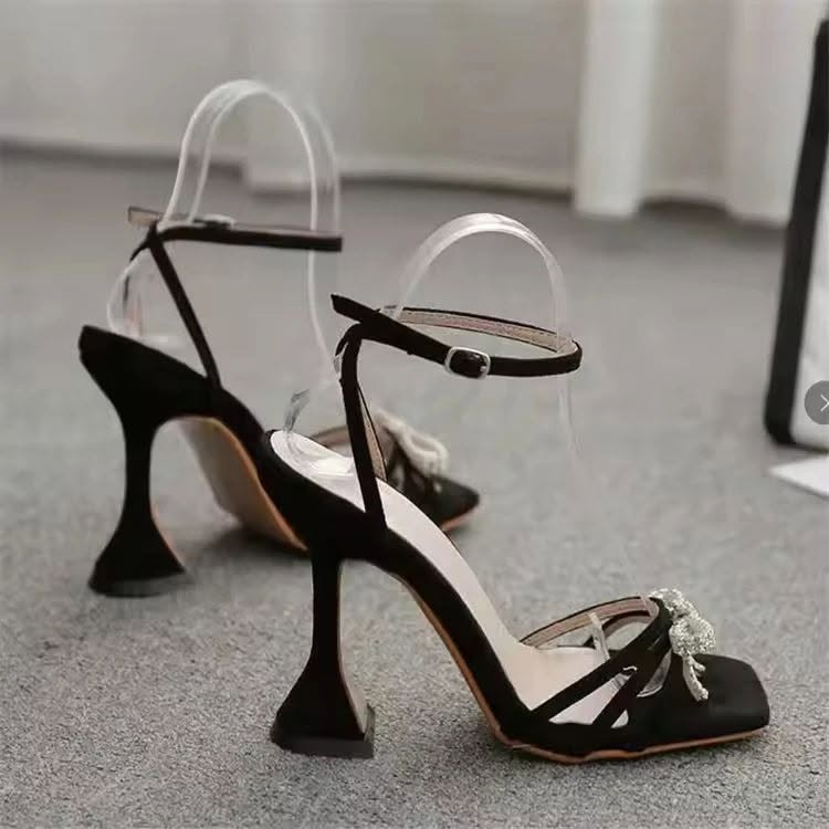 Sandália de Salto Preta com Laço de Strass