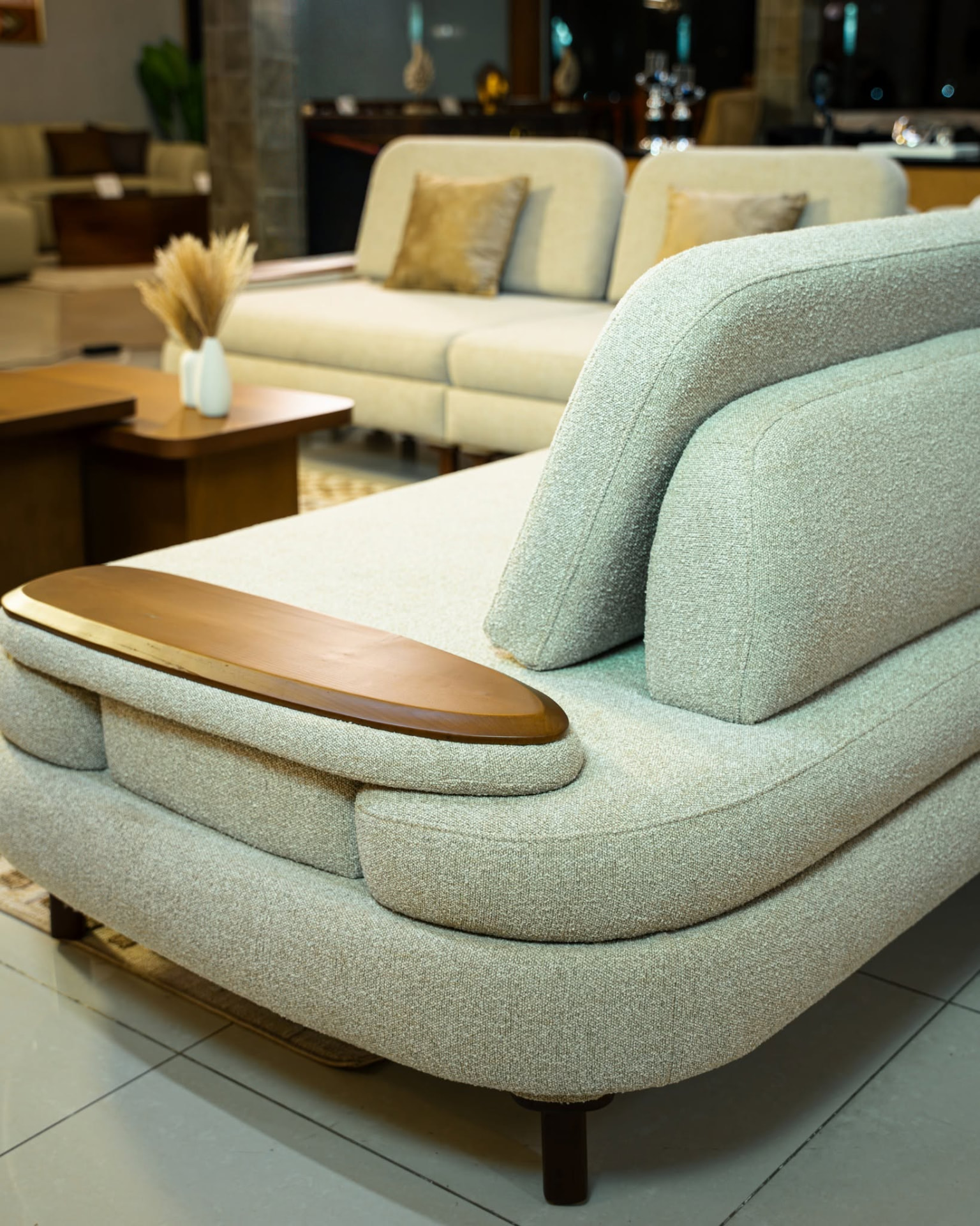 Sofá Modular Bouclé com Apoio em Madeira