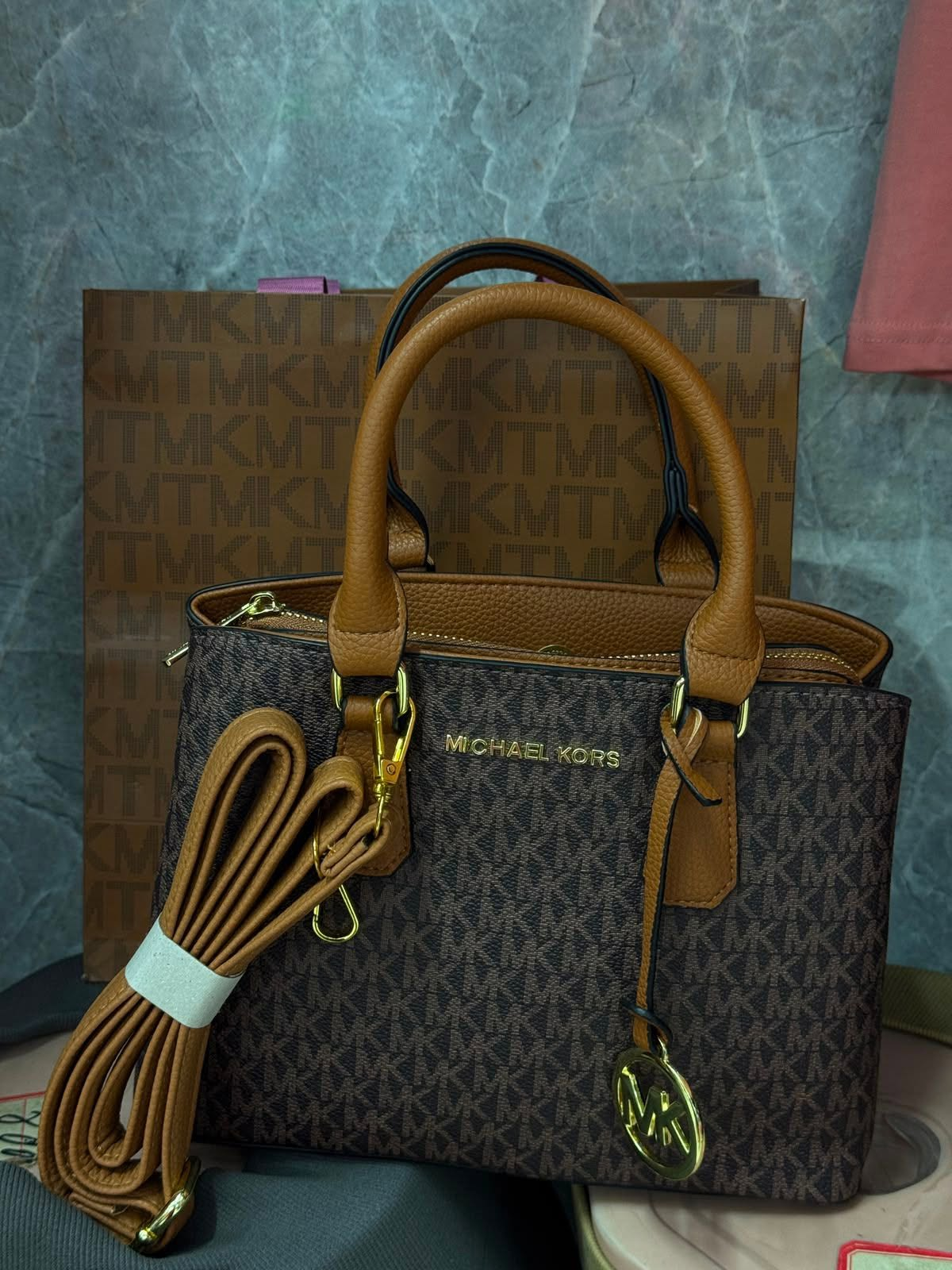 Bolsa Michael Kors Monograma Castanha com Alça Tiracolo